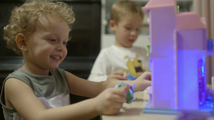 两个可爱的小男孩玩玩具塑料屋7秒视频