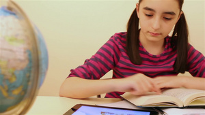 女生使用平板电脑阅读和学习29秒视频
