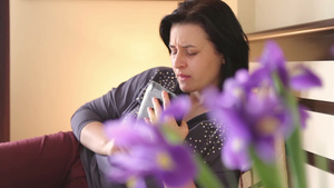 妇女拿着圣经祈祷在她的家里14秒视频