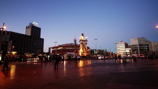 西班牙巴塞罗那夜间交通景象[受冷]视频