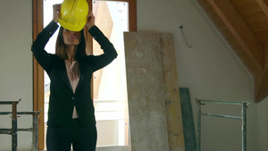 女工程师戴黄色安全帽摆姿势14秒视频