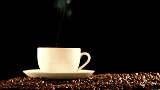 咖啡豆上的热鲜咖啡[腊牛]视频