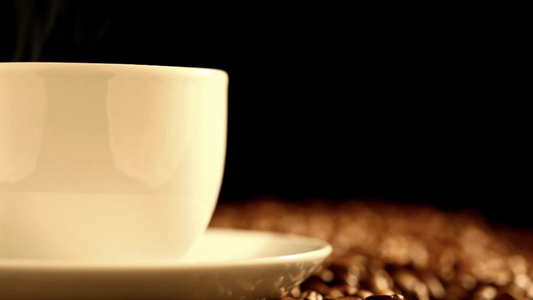 咖啡豆上的热鲜咖啡[腊牛]视频