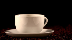咖啡豆上的热鲜咖啡杯28秒视频