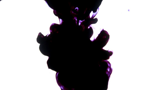 白色水中紫色墨水的抽象背景[吸墨]视频