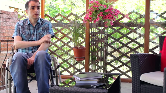 坐轮椅的男子忧心忡忡视频