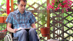坐轮椅的年轻人在户外看书25秒视频