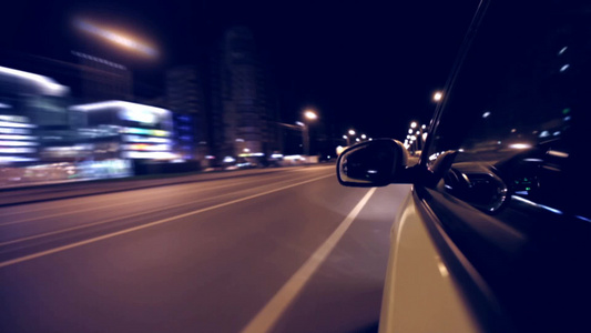 夜间城市行驶的车辆视频
