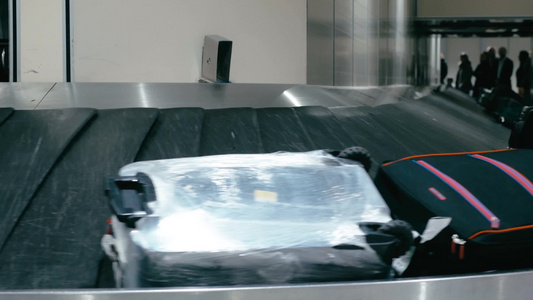 移动传送带上的行李箱[变换位置]视频