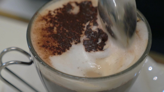 勺子搅拌咖啡视频