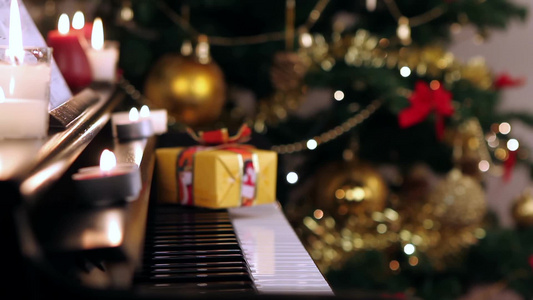 钢琴上的圣诞礼物视频