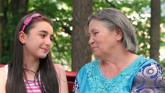 孙女和祖母一起在公园里聊天[孙女儿]视频