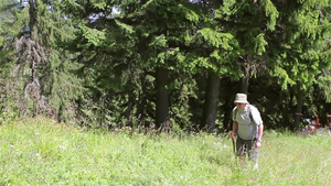 成年男子带着背包登山29秒视频