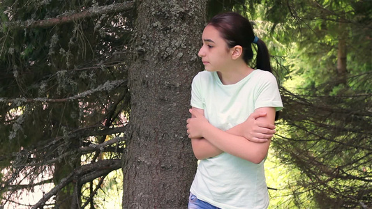 女孩迷失在森林里环顾四周[误入歧途]视频