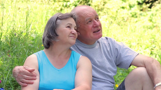 老年夫妇坐在草地上放松[老大娘]视频