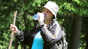 夏季在森林里散步和饮水的旅游妇女25秒视频