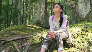 少女在森林里享受大自然27秒视频
