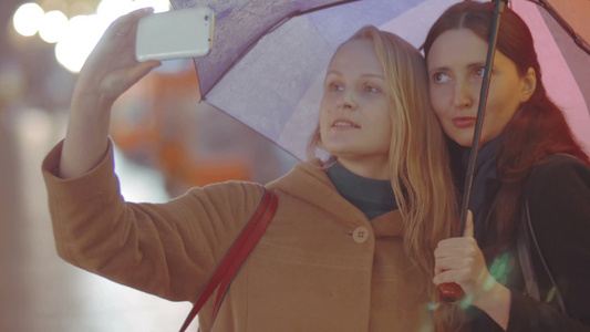两个漂亮的女孩雨天在街上自拍视频