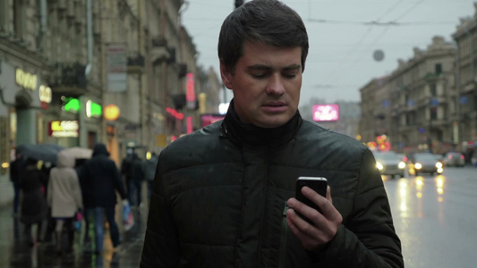 在俄罗斯街道上使用手机的男子[品牌手机]视频