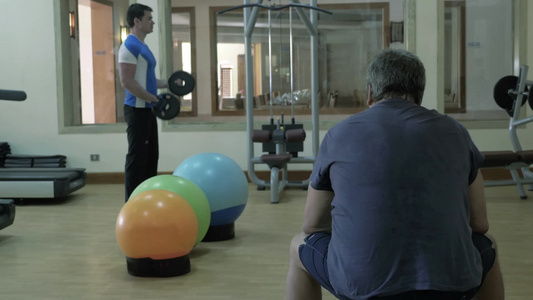 在健身房健身的男子视频