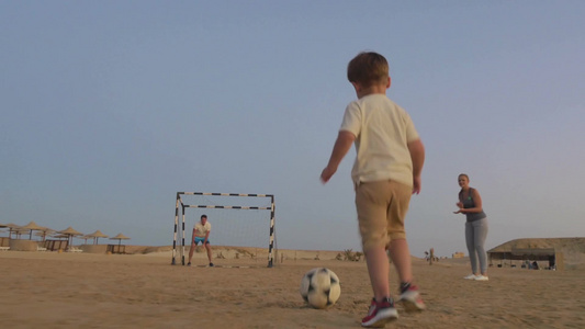 小男孩带着足球运球视频