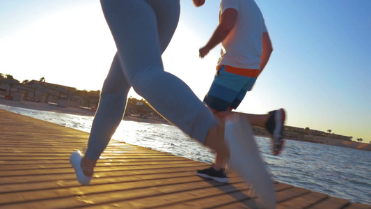 日出海边慢动作镜头跑步运动[运动量]视频