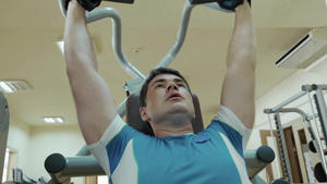 健身房里锻炼身体的男人14秒视频