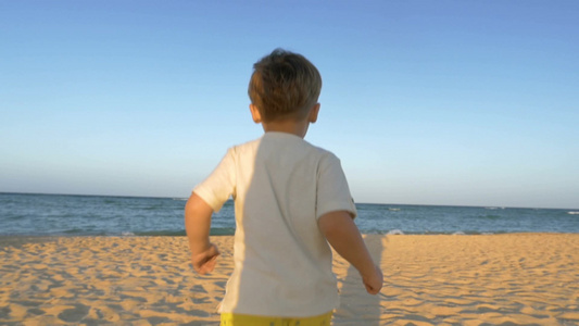 小男孩跑向海边看海景视频