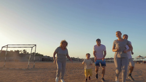 海滩上慢跑的一家人47秒视频