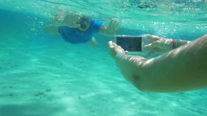 在水下用防水相机拍摄22秒视频