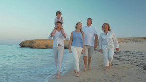 幸福一家庭沿着大海散步14秒视频