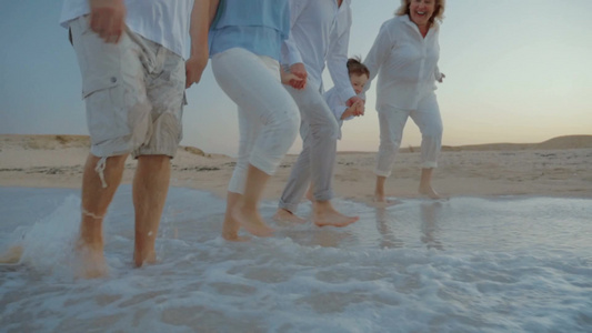 一家人在海边漫步[闲步]视频