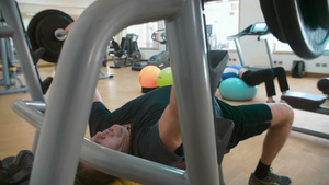 一个男人在健身房做体重训练19秒视频