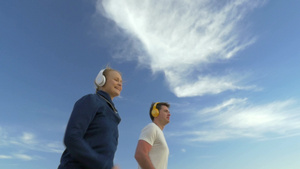 一对夫妇用耳机听音乐在户外训练41秒视频