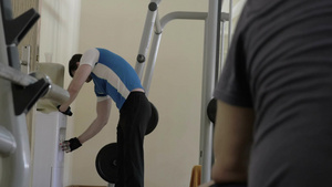 健身房里的年轻人在训练中休息11秒视频