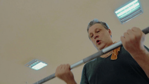 在健身房锻炼的男人36秒视频
