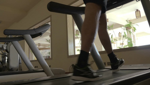  酒店的健身房有大厅在跑步机上训练的低角度镜头13秒视频