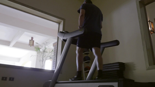 男人在跑步机上锻炼视频