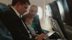 年轻的父母和小儿子乘飞机去旅行途29秒视频