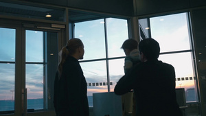 一家人在机场休息室窗口看飞机43秒视频