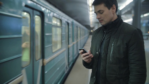 地铁站的男子使用手机打字20秒视频