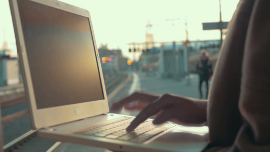 日落时女人在笔记本电脑上打字视频