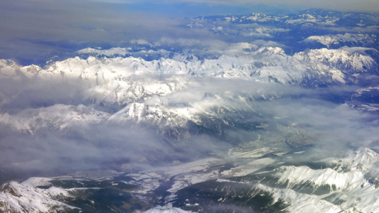 空中拍摄美丽的阿尔卑斯山雪景视频