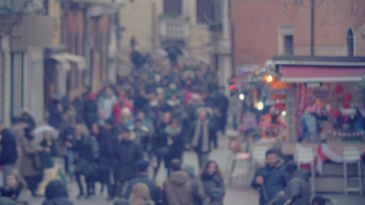 意大利威尼斯拥挤的步行街的散焦镜头视频