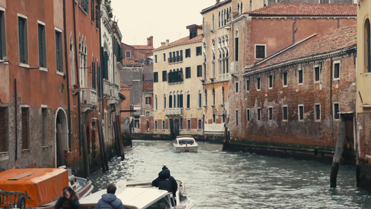 意大利威尼斯贡多拉运河中的船视频