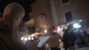 一名年轻女子站在街上在平板电脑上输入一条信息23秒视频