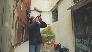 年轻游客使用相机拍摄古老的建筑59秒视频