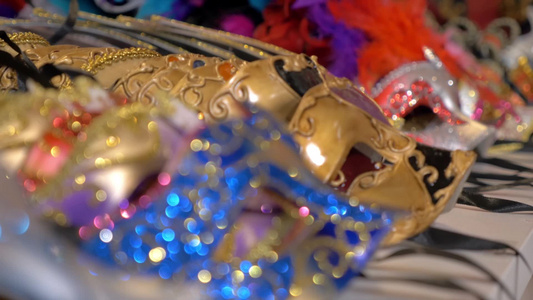 一排明亮的彩色威尼斯狂欢节面具视频