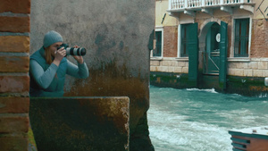 女摄影师在威尼斯运河边上捕捉镜头11秒视频