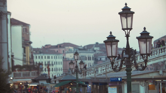 在欧洲意大利威尼斯桥上行走的人[意大利人]视频